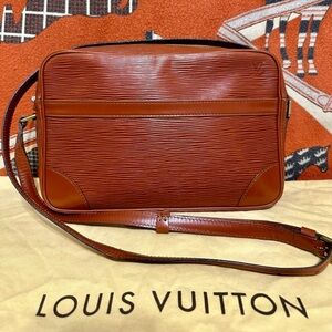 LOUIS VUITTON ❤️🌟EPI TROCADERO CROSSBDOY BAG ⭐️